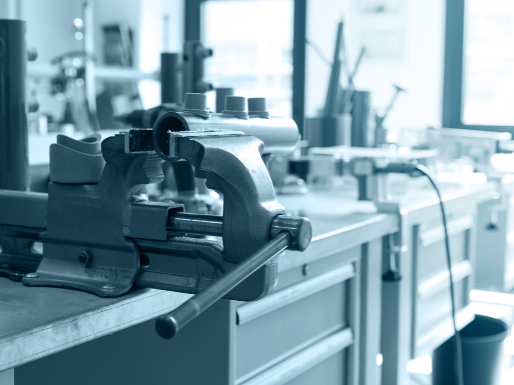 Как выбрать тиски и струбцины для слесарных и столярных работ Как выбрать тиски и струбцины для слесарных и столярных работ